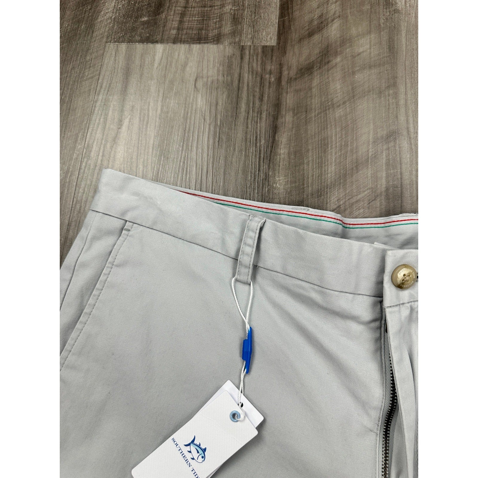 Southern Tide 9" Channel Marker Chino Short in Seagull Gray — Size 36