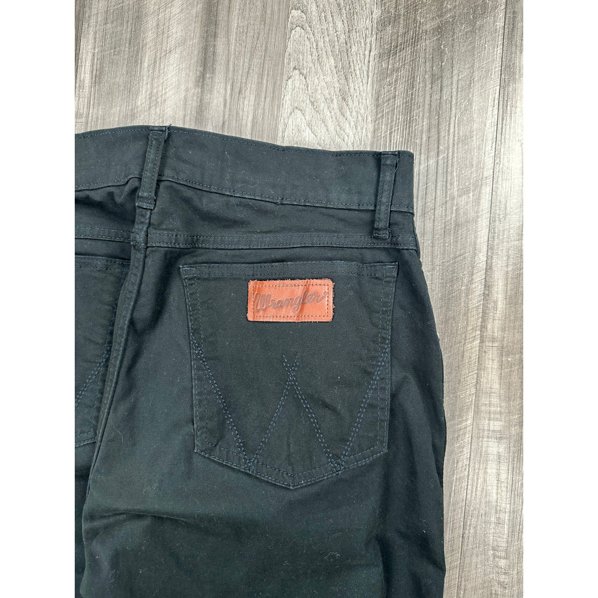 Wrangler RETRO Slim Straight Chino Jeans — Size 30x34 // Preowned