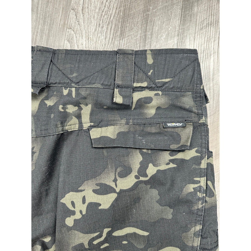 Yevhev Tactical Camo Combat Cargo Shorts in Dark Green Camo — Size XL // Preowned