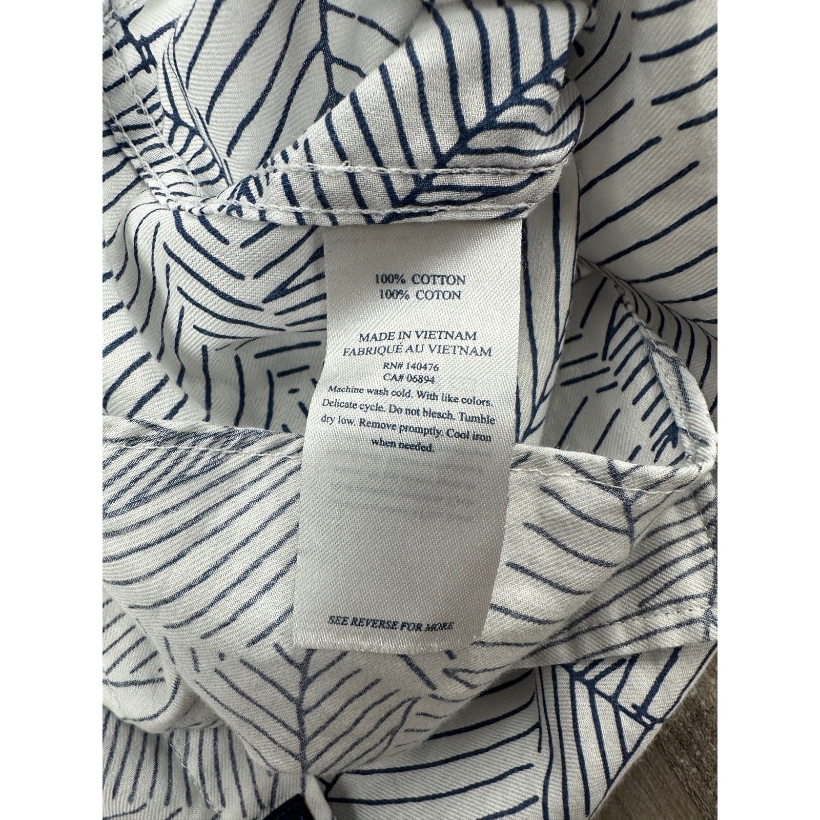 Faherty Ivory Leaf Short Sleeve Sport Shirt in Ivory, Navy — Size Medium // Preowned