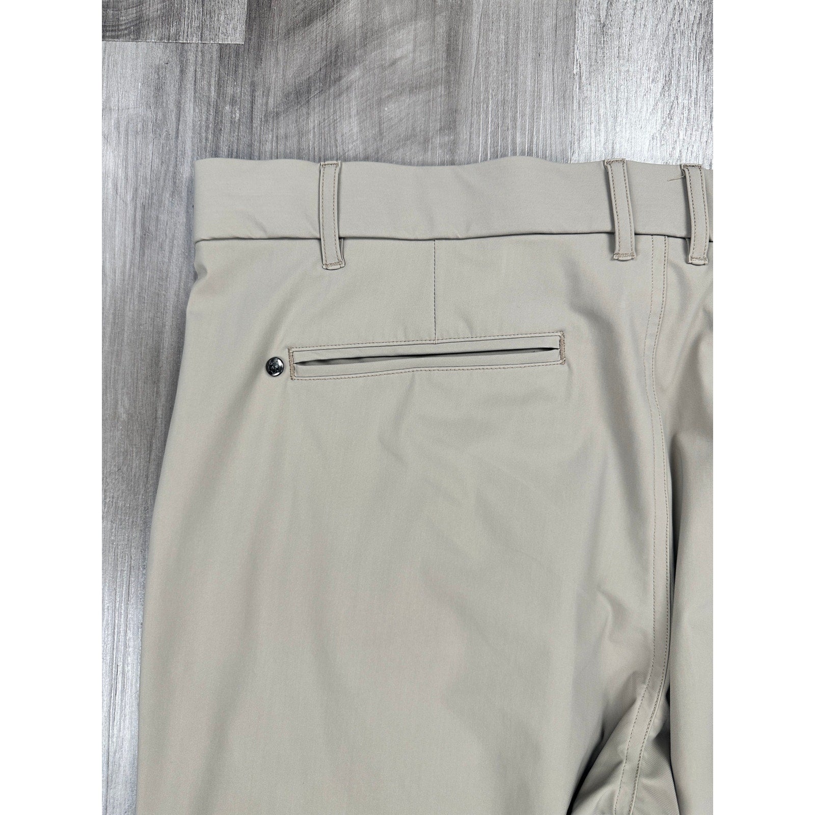 Greyson Montauk Performance Golf Chino Pants in Khaki — Size 35x32 // Preowned