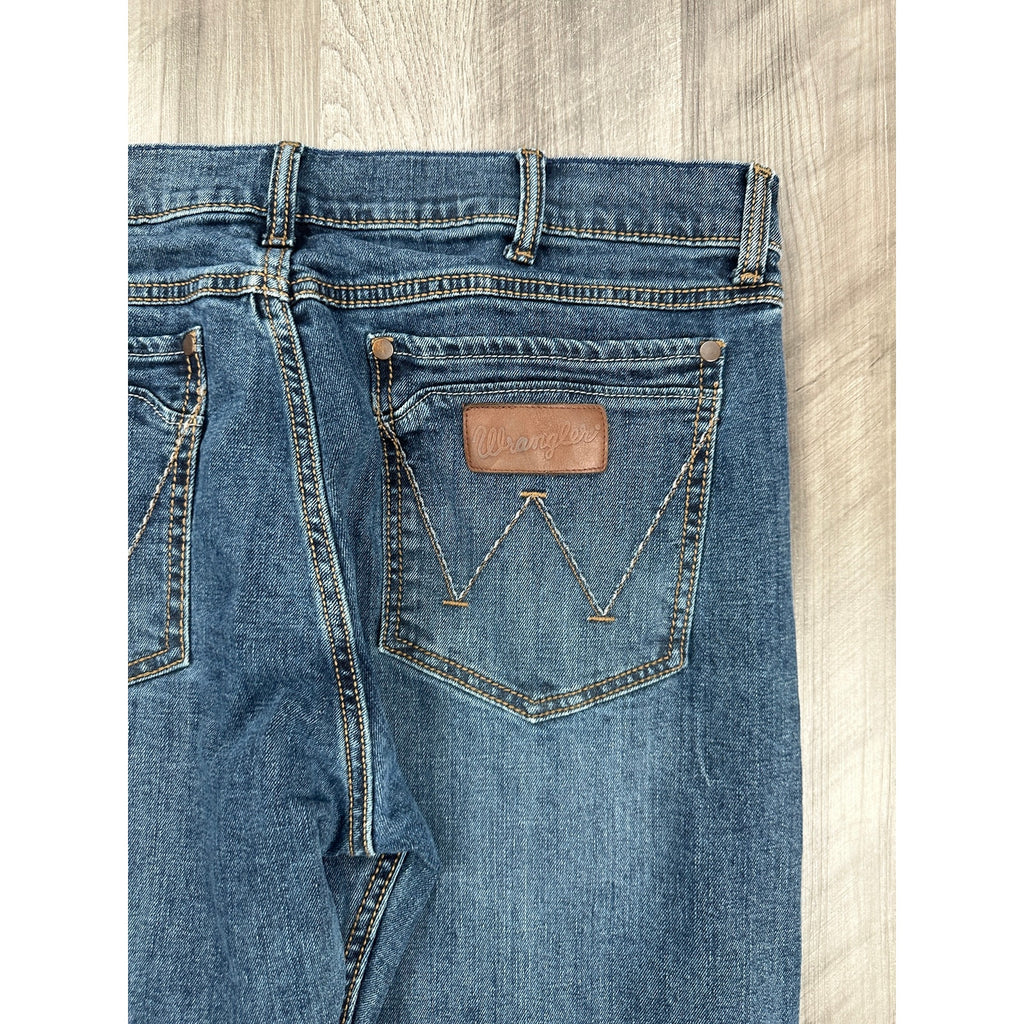 Wrangler Retro Slim Boot Cut Jean in Blue — Size 36x30 // Preowned