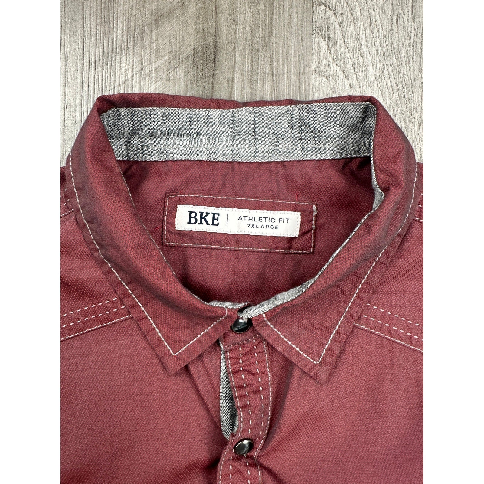 BKE Short Sleeve Athletic Fit Pearl Snap Button Down in Red Gray — Size 2XL // Preowned