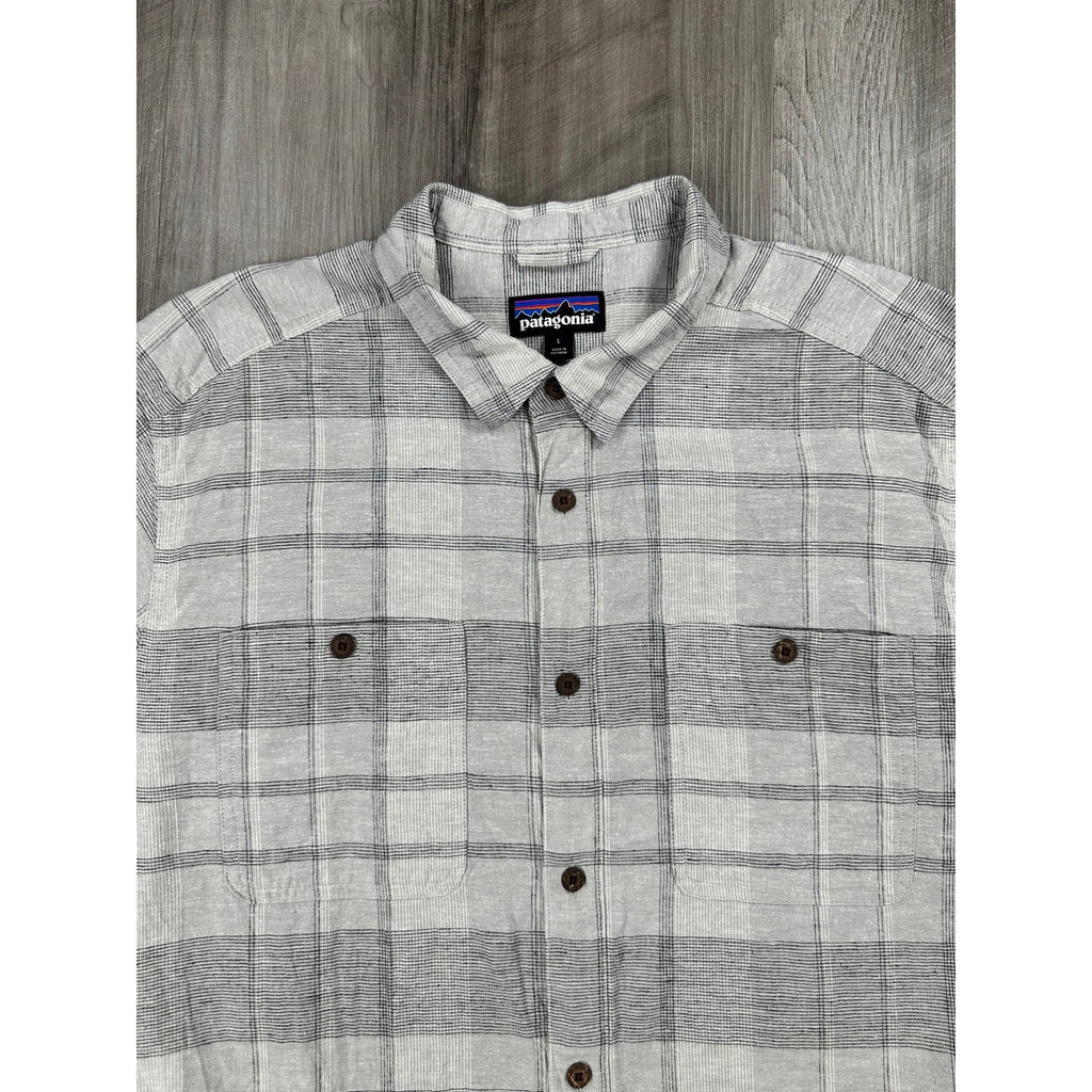 Patagonia Back Step Shore Plaid Short Sleeve Shirt in Salt Grey — Size Large // Preowned