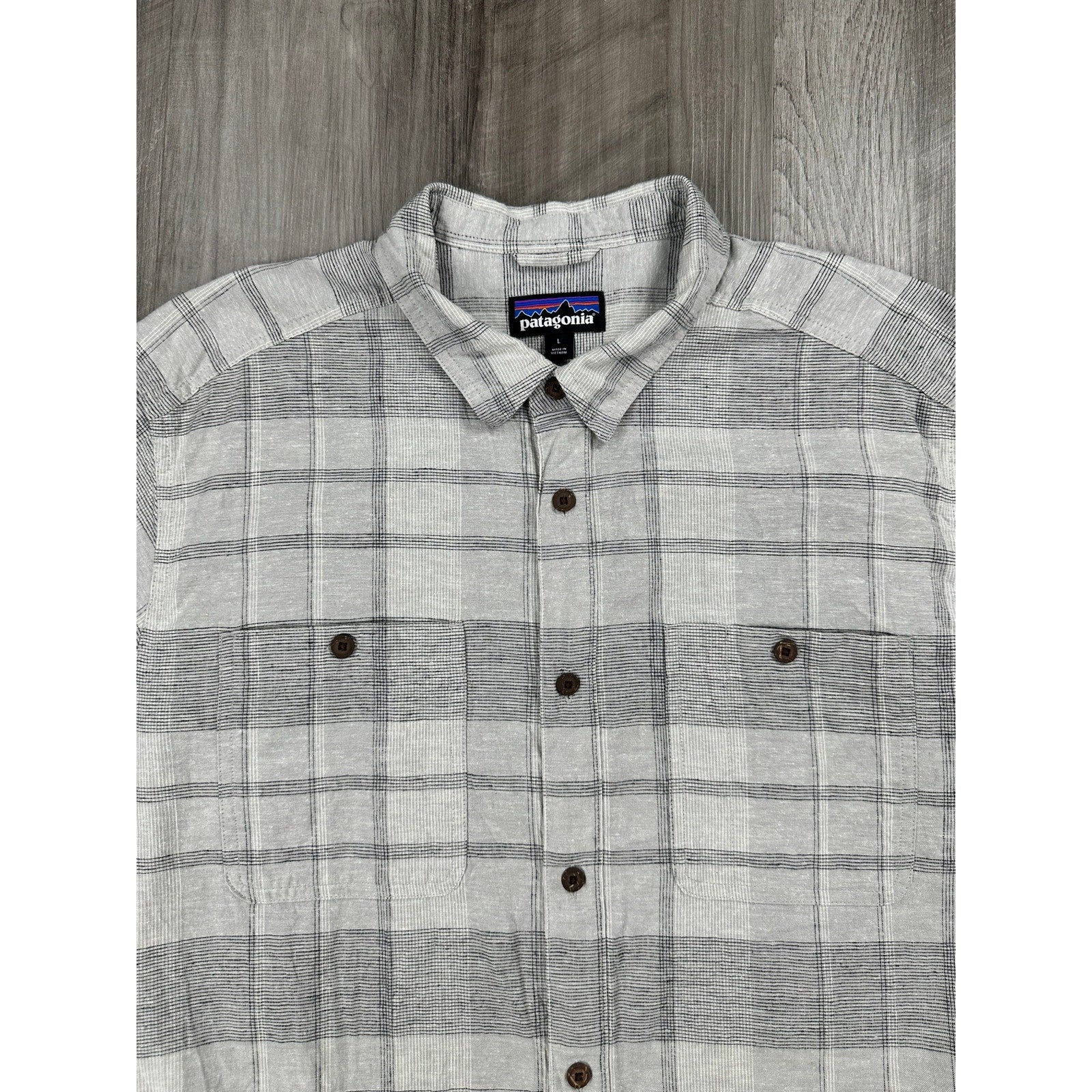 Patagonia Back Step Shore Plaid Short Sleeve Shirt in Salt Grey — Size Large // Preowned