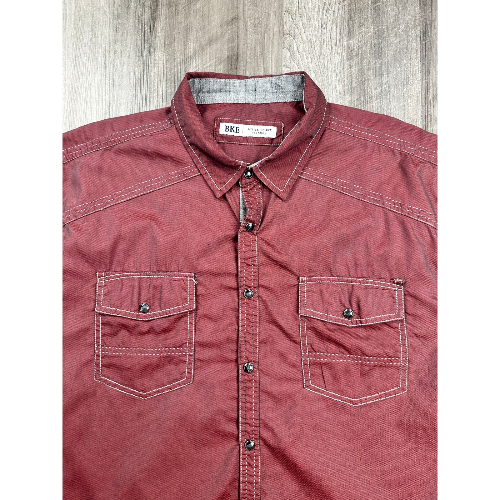 BKE Short Sleeve Athletic Fit Pearl Snap Button Down in Red Gray — Size 2XL // Preowned