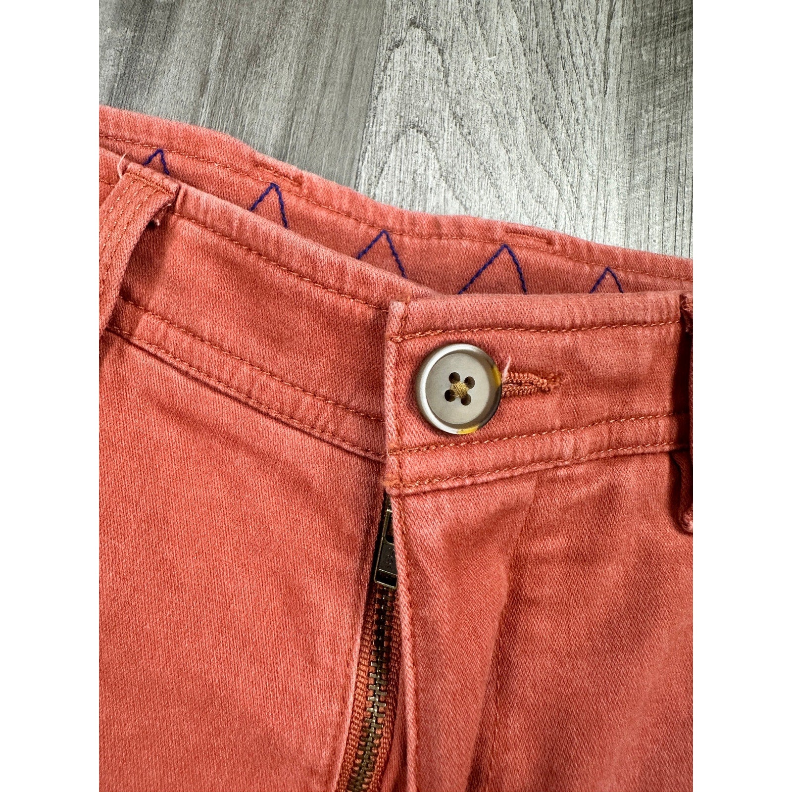Tommy Bahama Cabo Coast Cargo 9" Shorts in Desert Red — Size 30