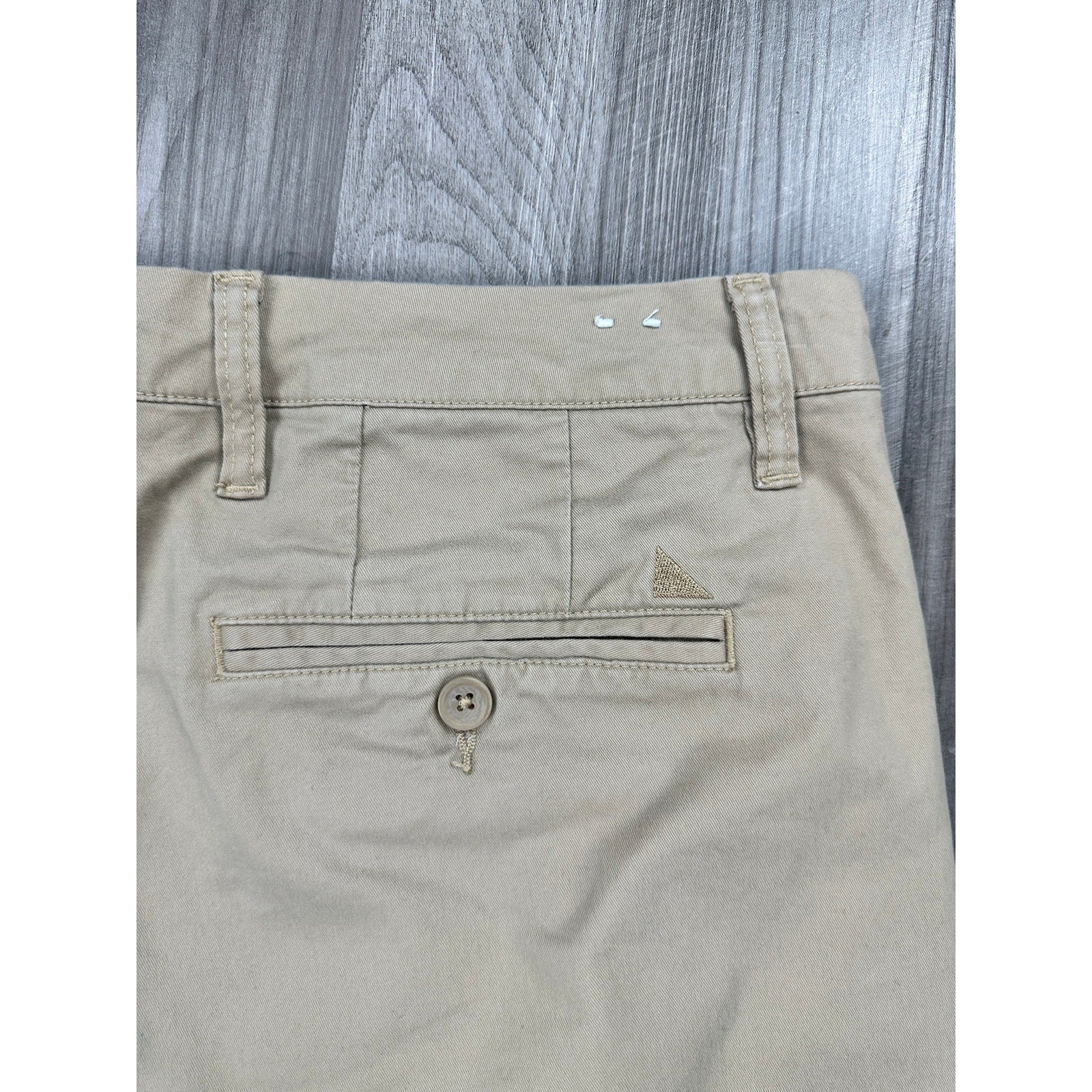 UNTUCKit St. Vincent 9-Inch Chino Shorts in Tan — Size 36 // Preowned