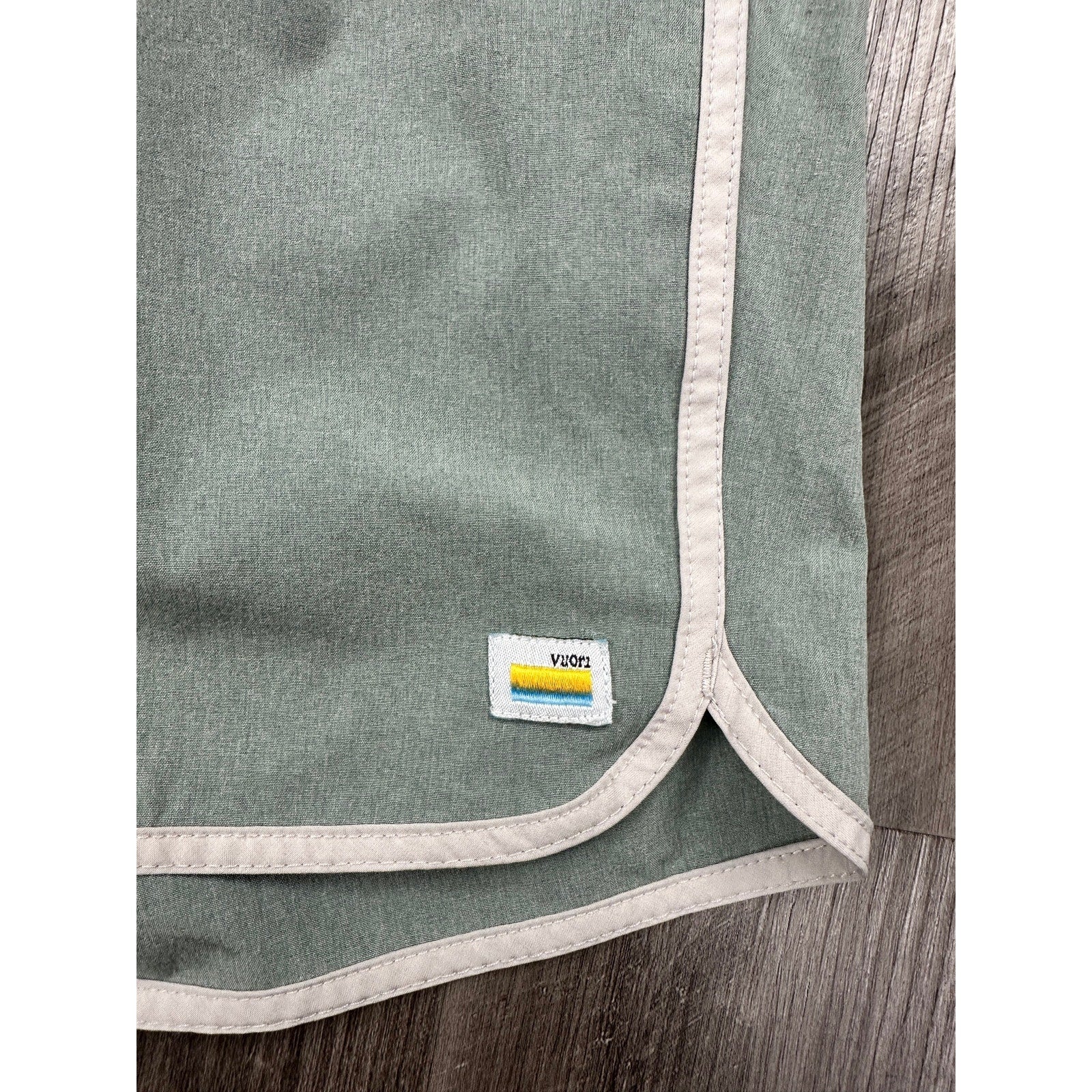 Vuori Banks Performance Athletic Shorts in Light Sage Green Gray and Gray — Size Small // Preowned