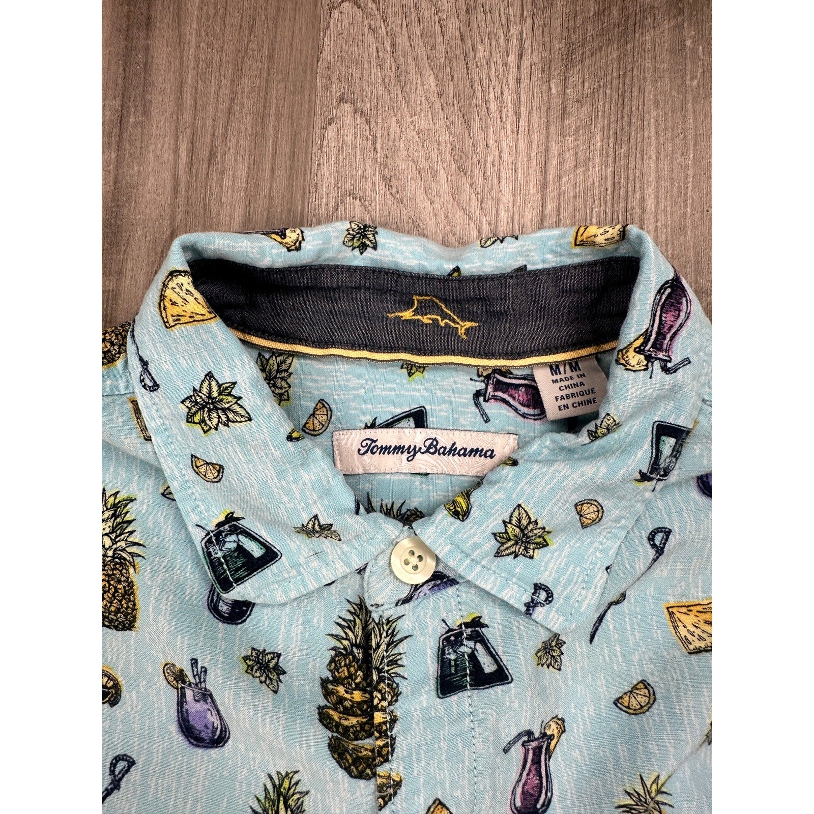 Tommy Bahama Coastal Ease Shake & Sip Cocktail Print Short Sleeve Button Down in Blue with Multi Print — Size Medium // Preowned