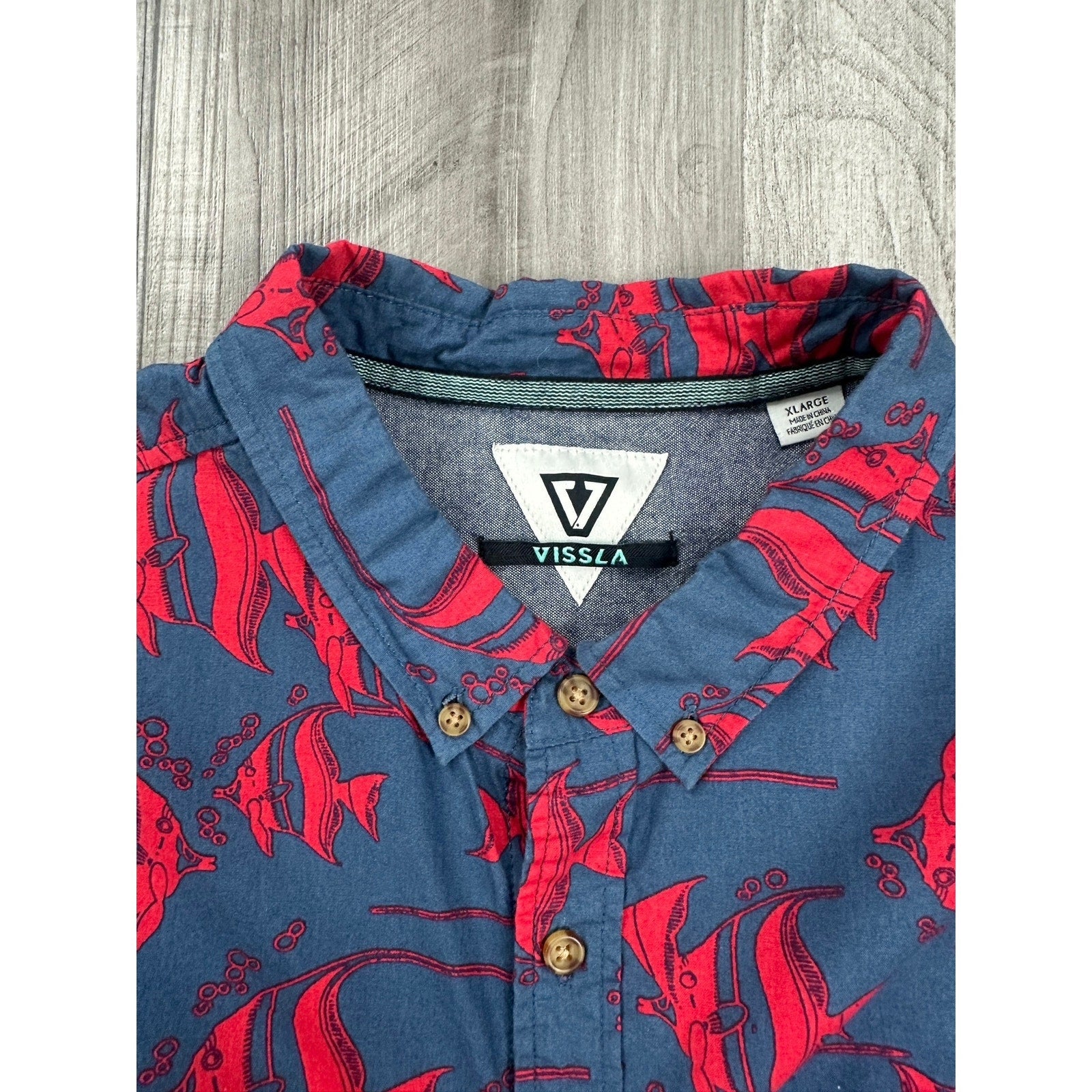 Vissla Deep Seas Short Sleeve Button Down in Dark Blue Gray Red — Size XL // Preowned