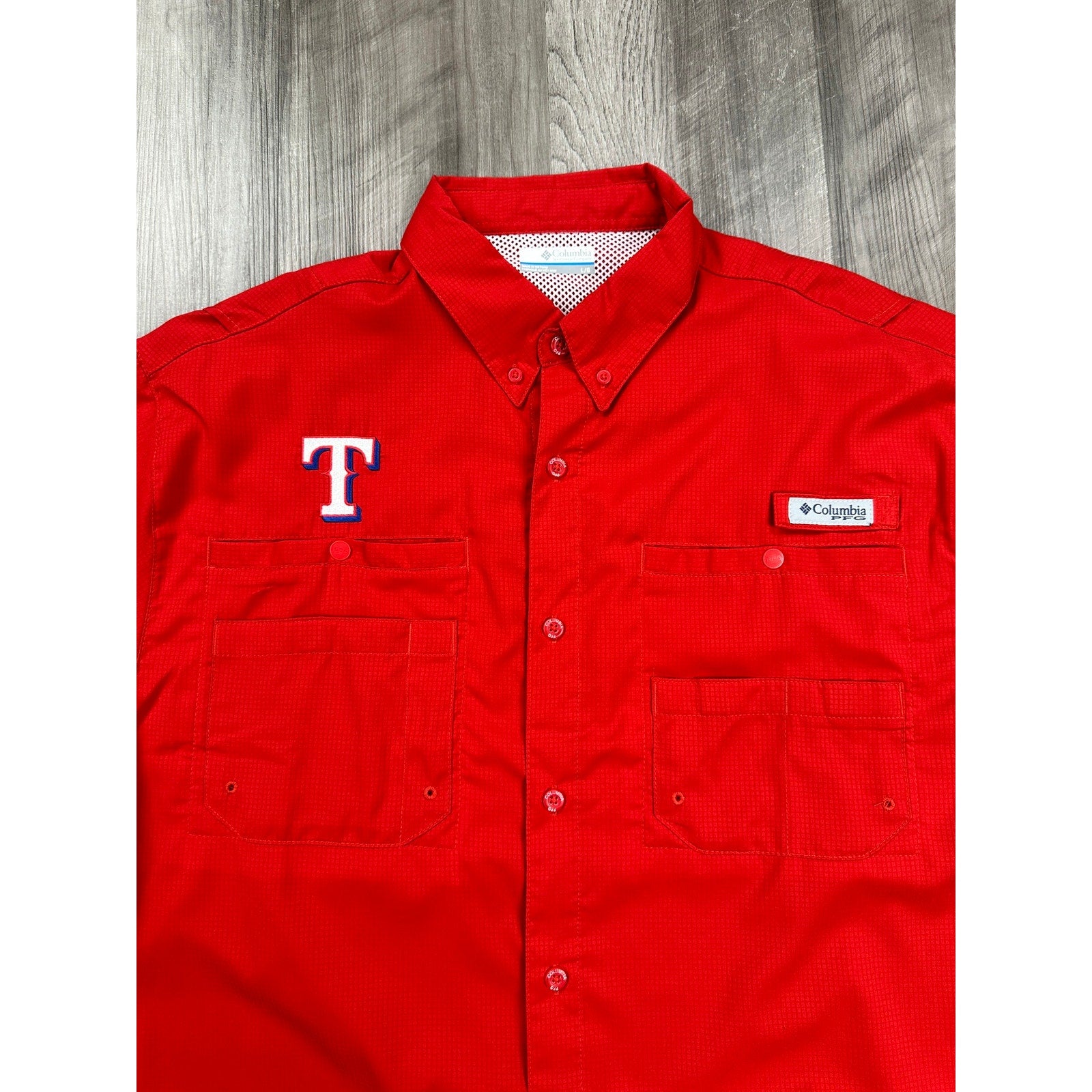 Columbia Texas Rangers Tamiami Omni-Shade PFG Vented Button Down in Red — Size L // Preowned