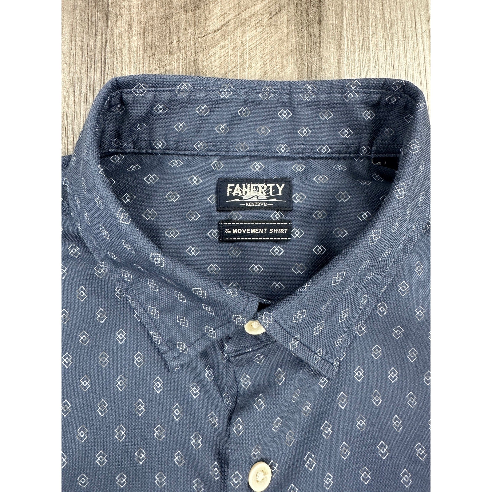 Faherty Movement Monterey Short Sleeve Button Down in Navy Dusk Diamond — Size Large // Preowned