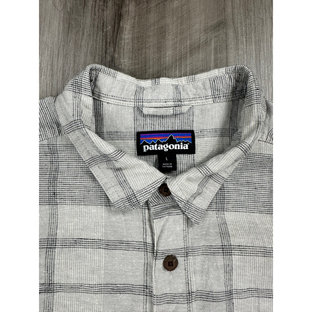 Patagonia Back Step Shore Plaid Short Sleeve Shirt in Salt Grey — Size Large // Preowned
