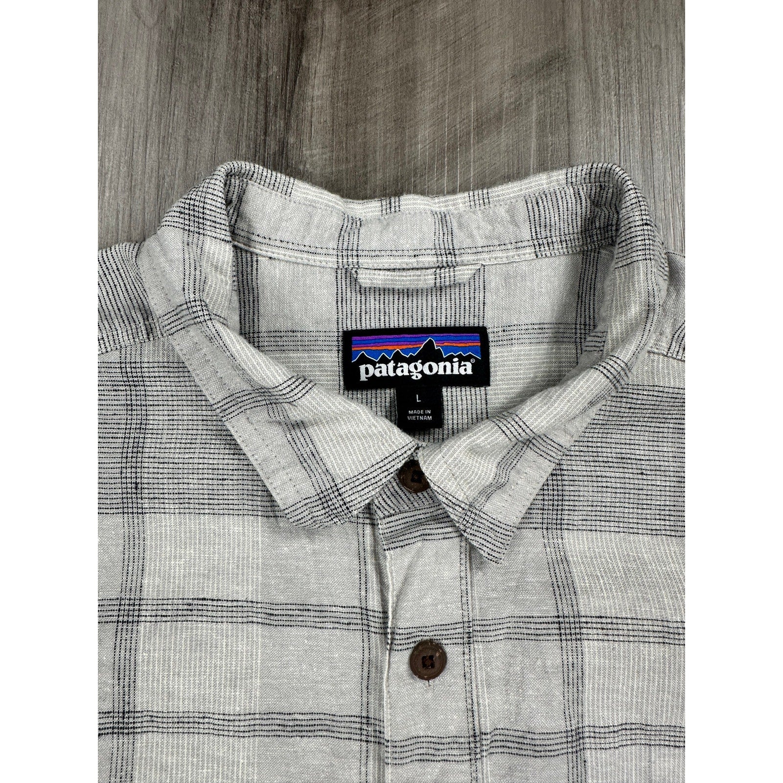Patagonia Back Step Shore Plaid Short Sleeve Shirt in Salt Grey — Size Large // Preowned