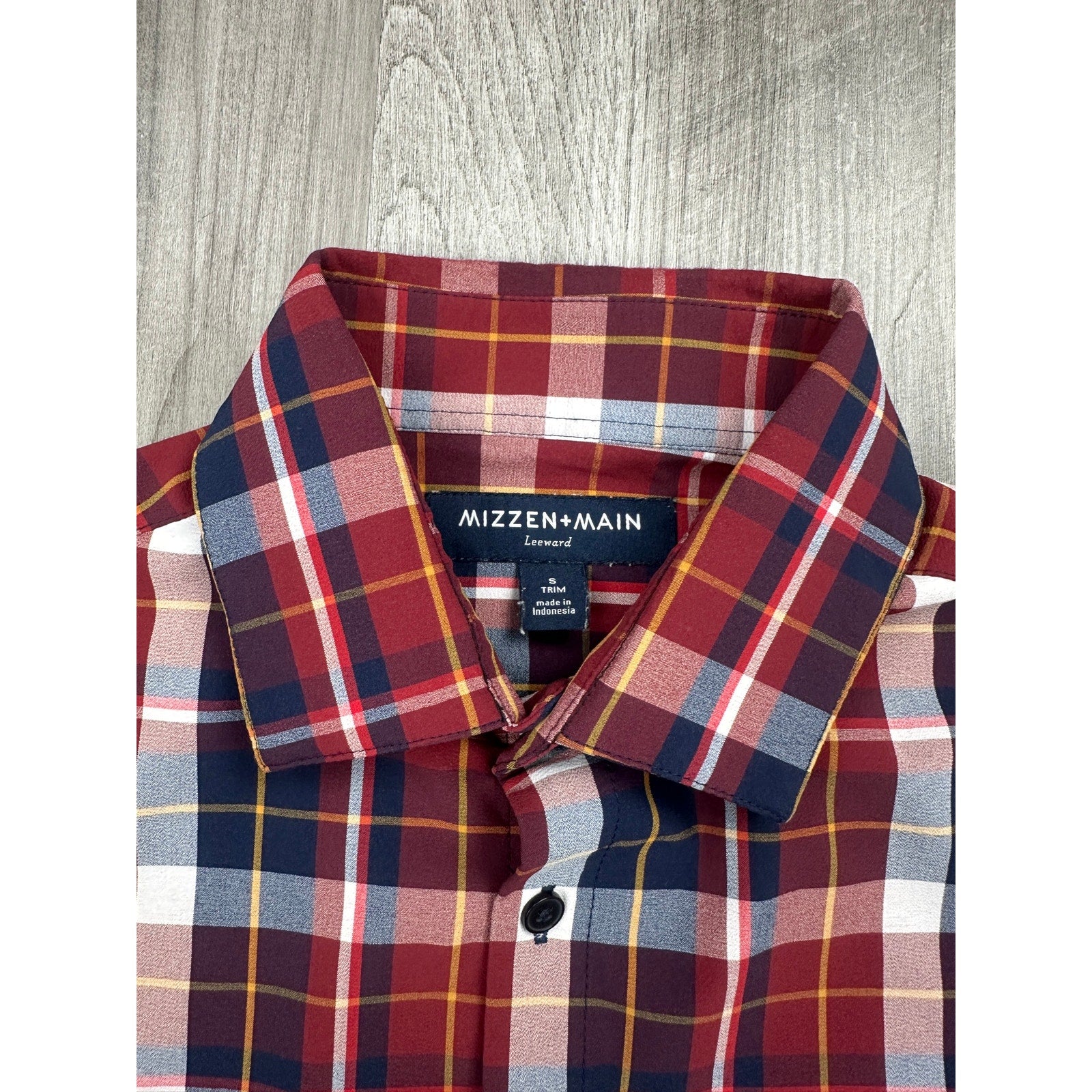 Mizzen+Main Leeward Performance Plaid Trim Fit Long Sleeve Button Down in Red, Navy, Yellow — Size Small // Preowned
