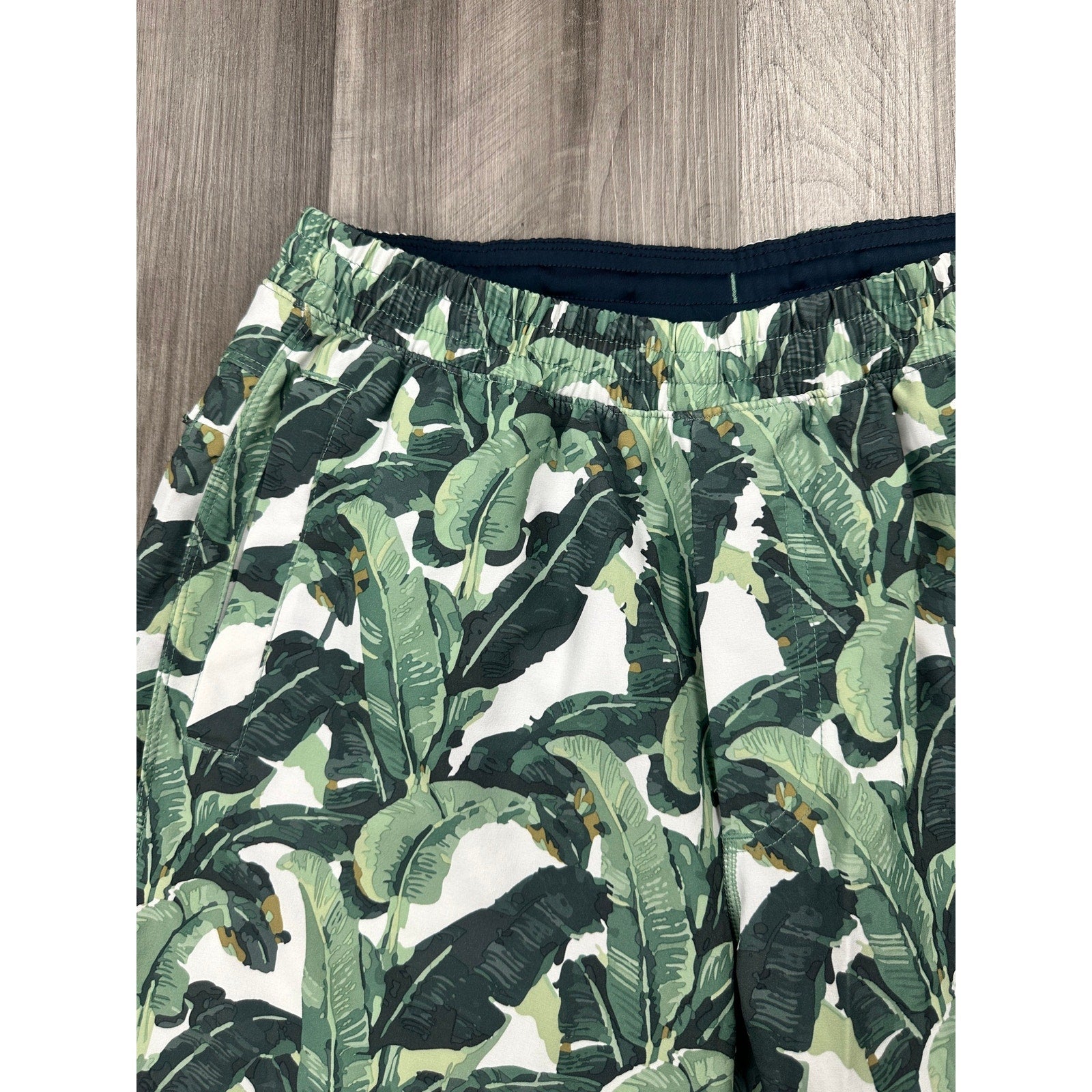 Birddogs Tropical Lined Gym Training Shorts in Greens, Tan and White — Size Large Extended // Preowned