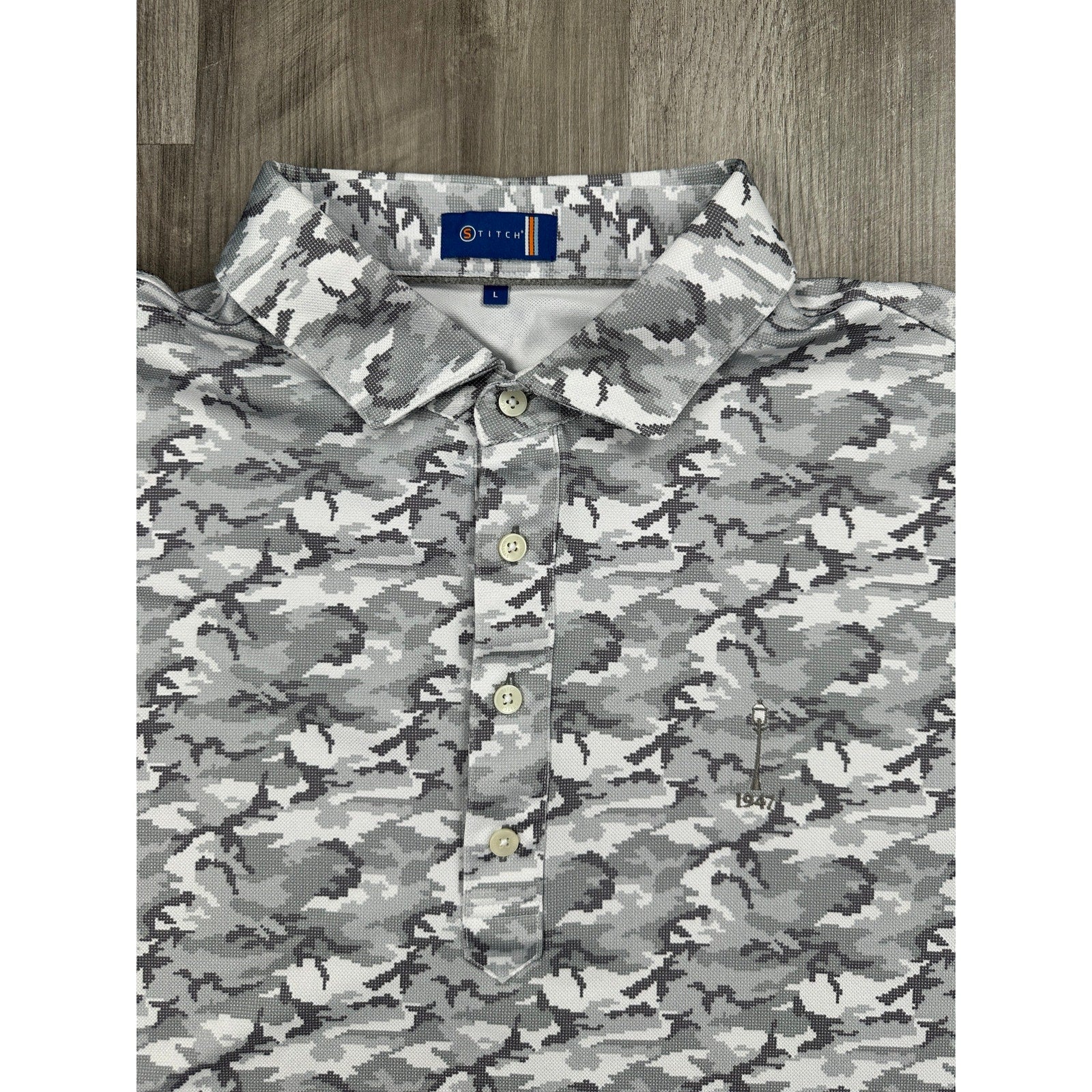 Stitch Golf Camo Performance Golf Polo in Grey, Light Grey and Charcoal — Size Large // Preowned