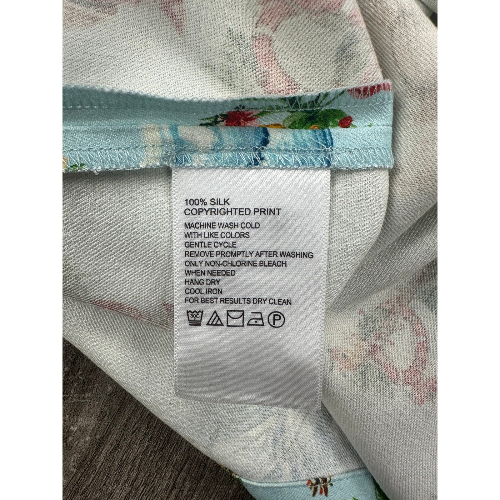 Tommy Bahama Santa Shores Tropical Hawaiian Christmas Short Sleeve Button Down in Light Sky — Size XS