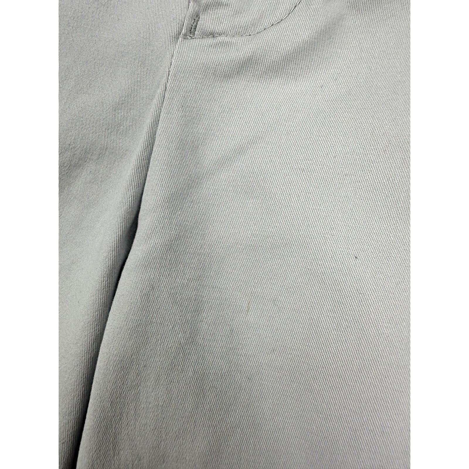Southern Tide 9" Channel Marker Chino Short in Seagull Gray — Size 36