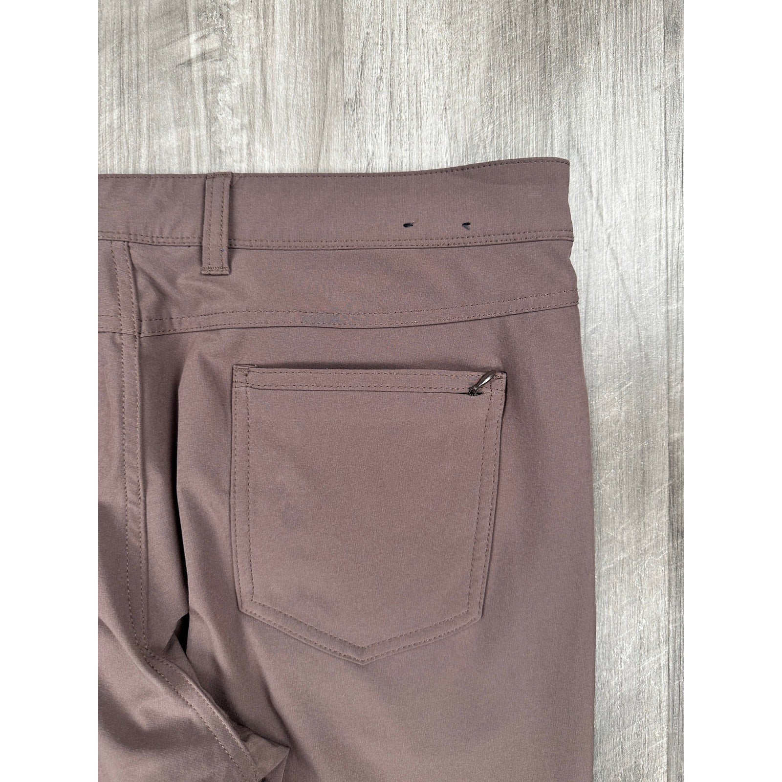 Mizzen+Main Helmsman Performance Slim Fit Chino Pants in Brown — Size 34x32 // Preowned