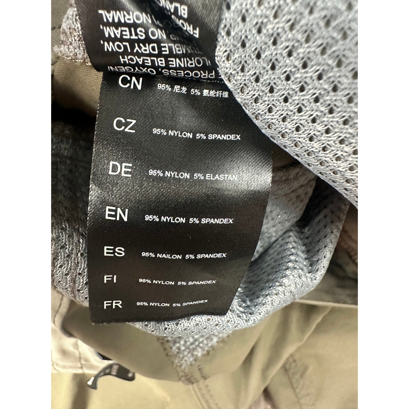 Kuhl Renegade Convertible Cargo Pants in Tan — Size 36x30 // Preowned