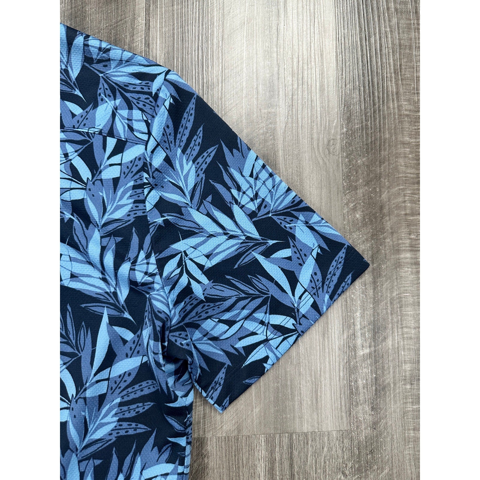 Mizzen+Main Halyard Navy Tropical Trim No Tuck Short Sleeve Button Down — Size Small