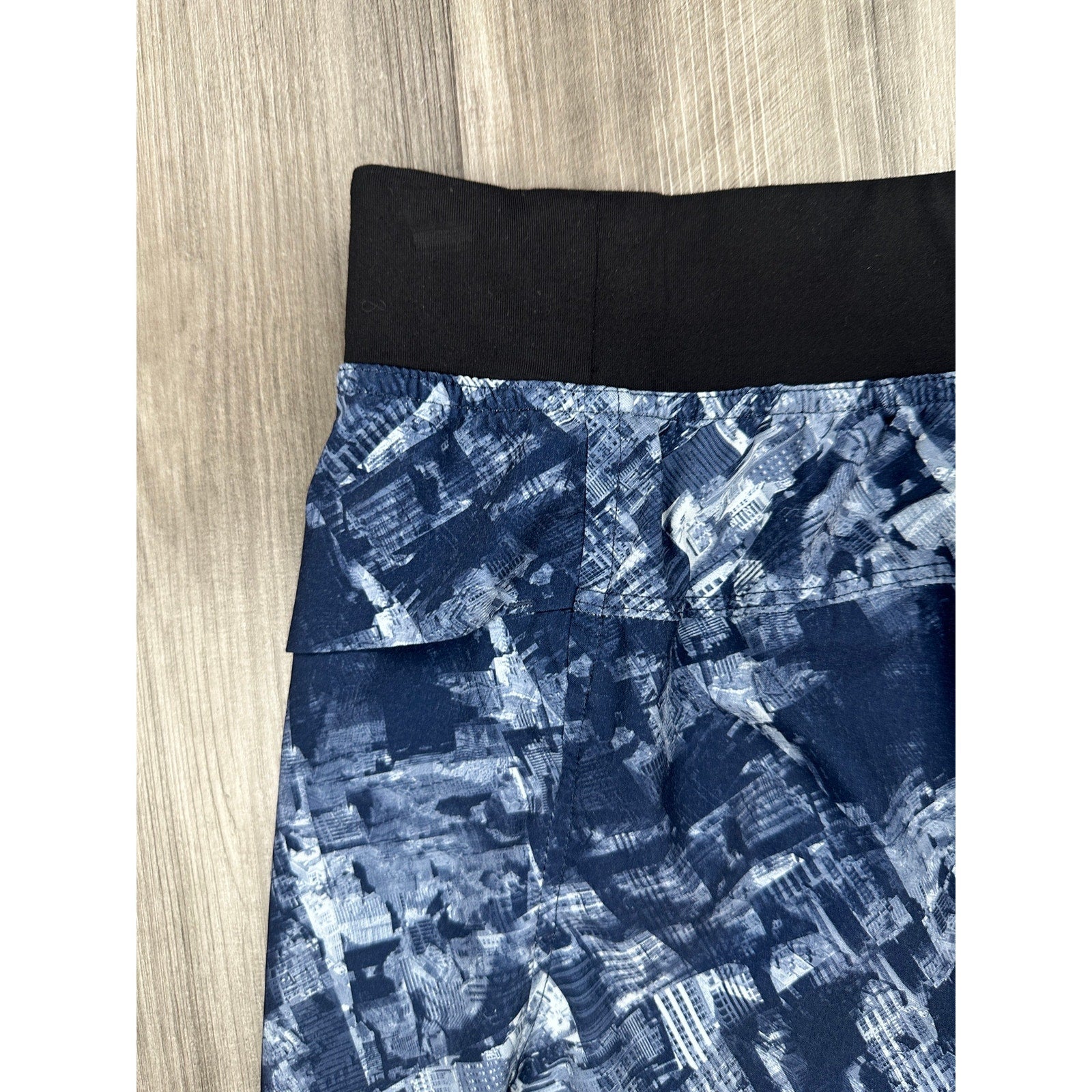 Lululemon City Downtown Print 11" Core Shorts in Navy, White, Black — Size Large // Preowned