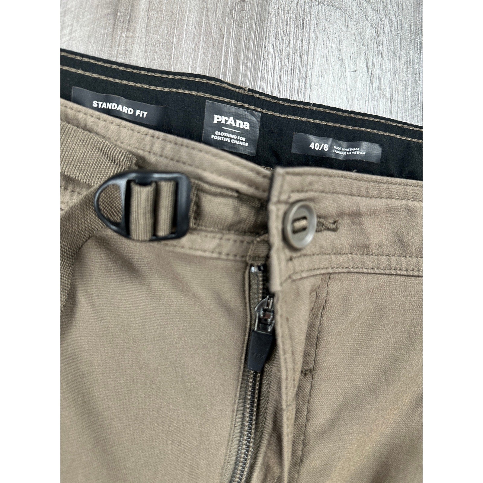Prana Stretch Zion Performance Standard Fit 8-Inch Cargo Shorts in Brown — Size 40x8 // Preowned