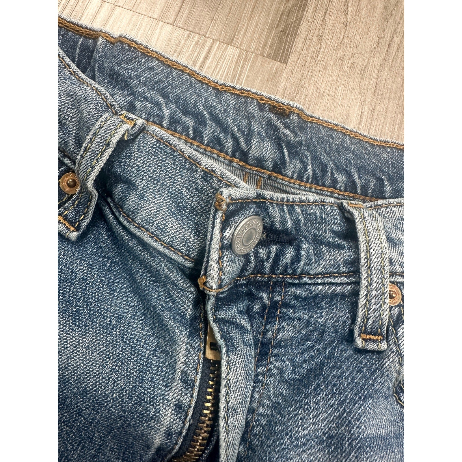 Levi's 541 Athletic Taper Jean in Medium Wash Blue — Size 32x30 // Preowned