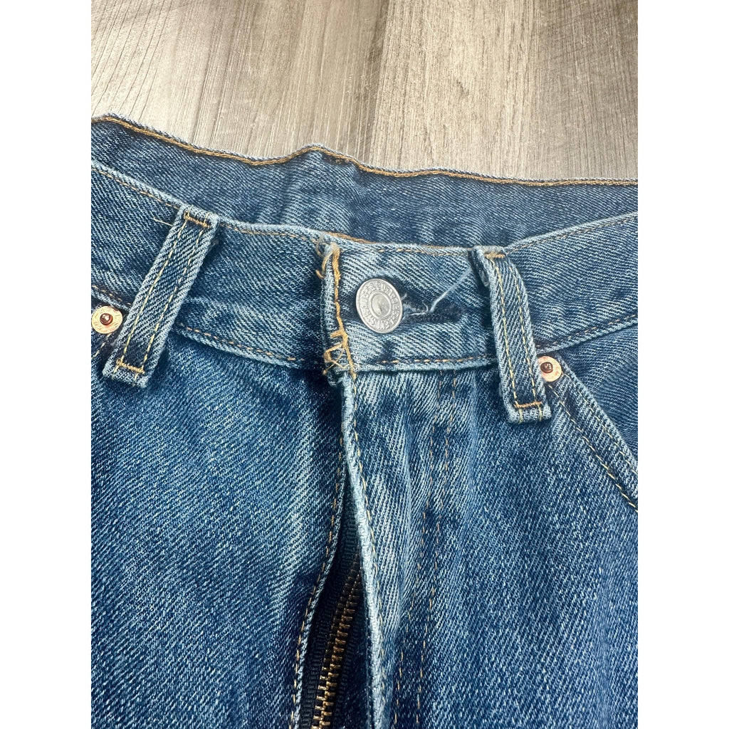 Levi's 550 Relaxed Fit Jean in Medium Wash Blue — Size 32x30 // Preowned
