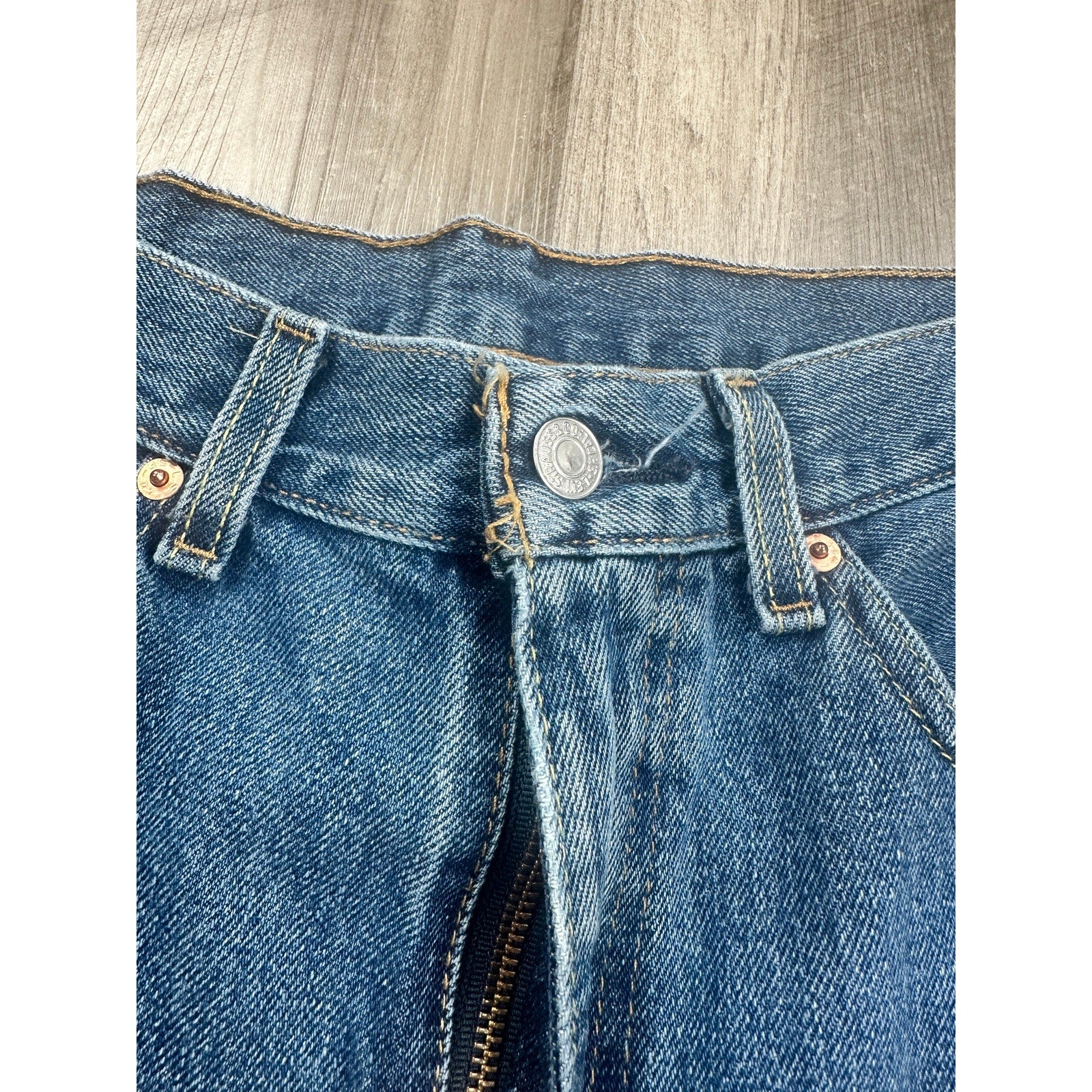 Levi's 550 Relaxed Fit Jean in Medium Wash Blue — Size 32x30 // Preowned