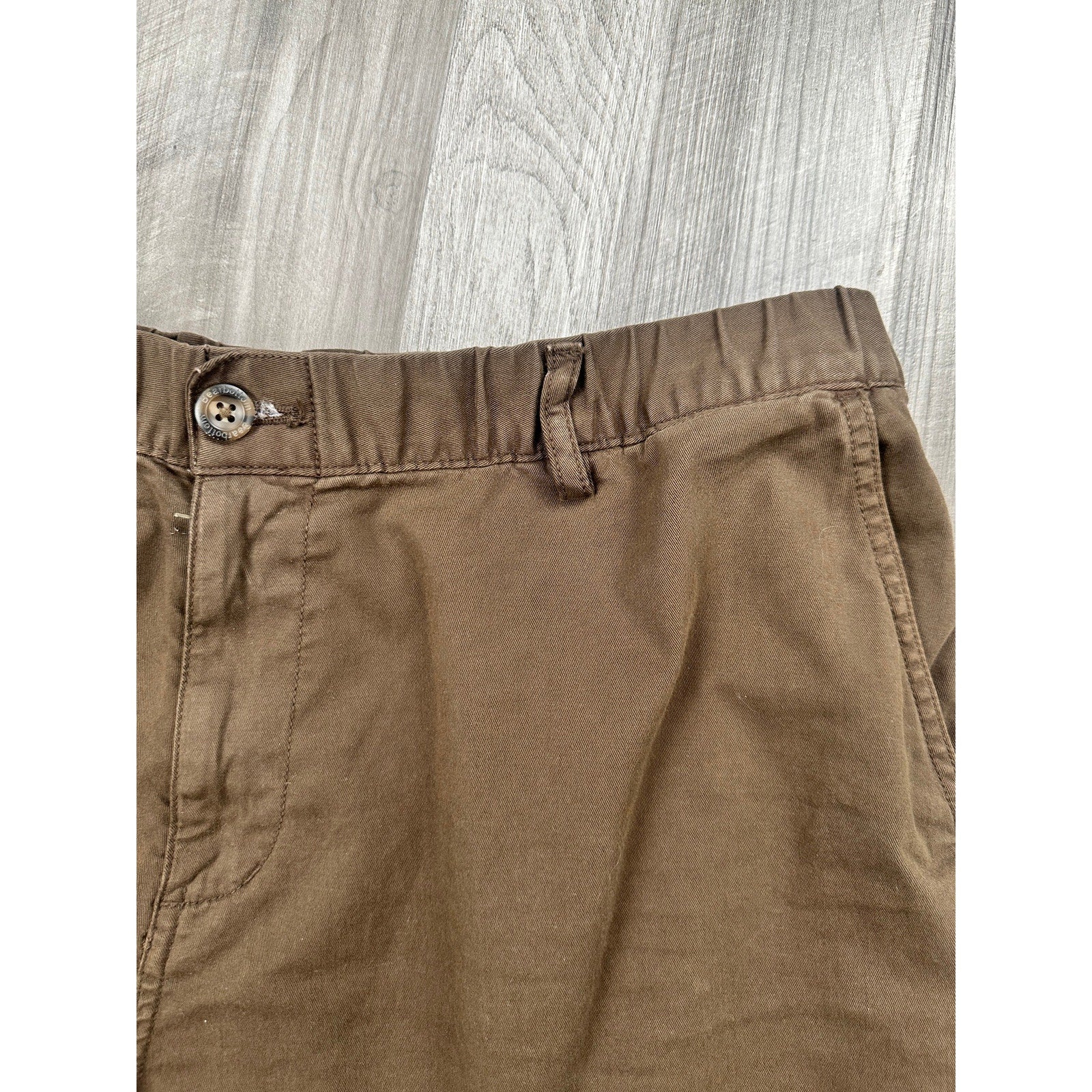 Bear Bottom 5.5" Stretch Chino Shorts in Brown — Size 2XL // Preowned