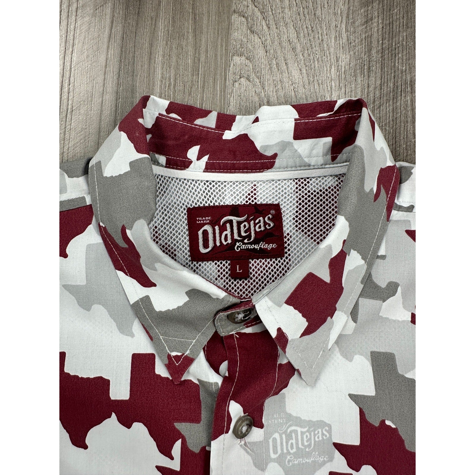 Old Tejas Camouflage Texas Short Sleeve Button Down in Maroon Gray — Size L // Preowned