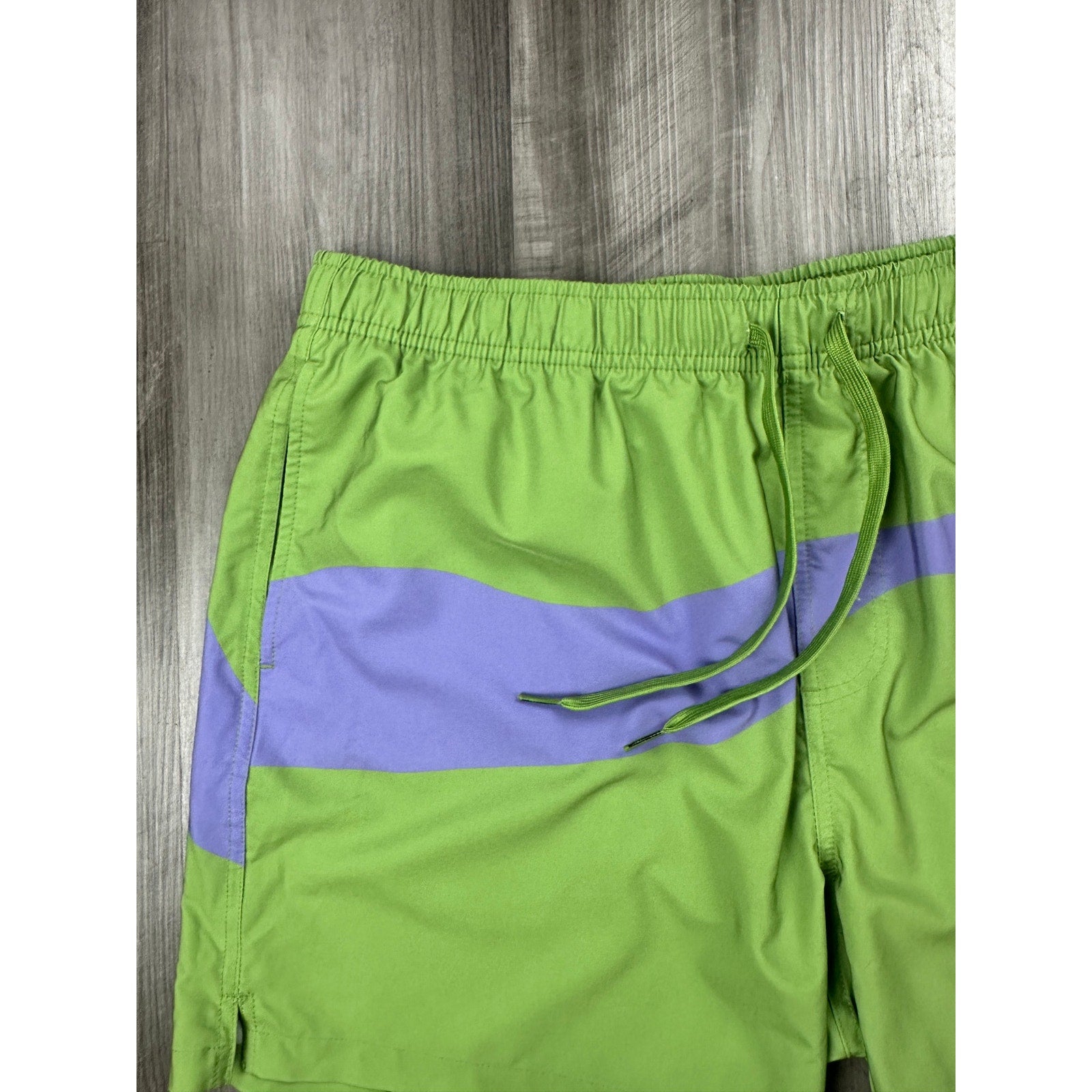 Bear Bottom Current 5.5" Stretch Swim Trunk in Green and Purple — Size 2XL // Preowned