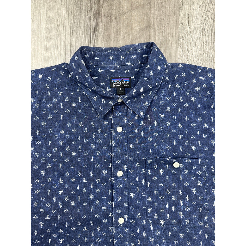 Patagonia Go-To Lightweight Organic Cotton Button Down Shirt in Navy Print — Size Large // Preowned