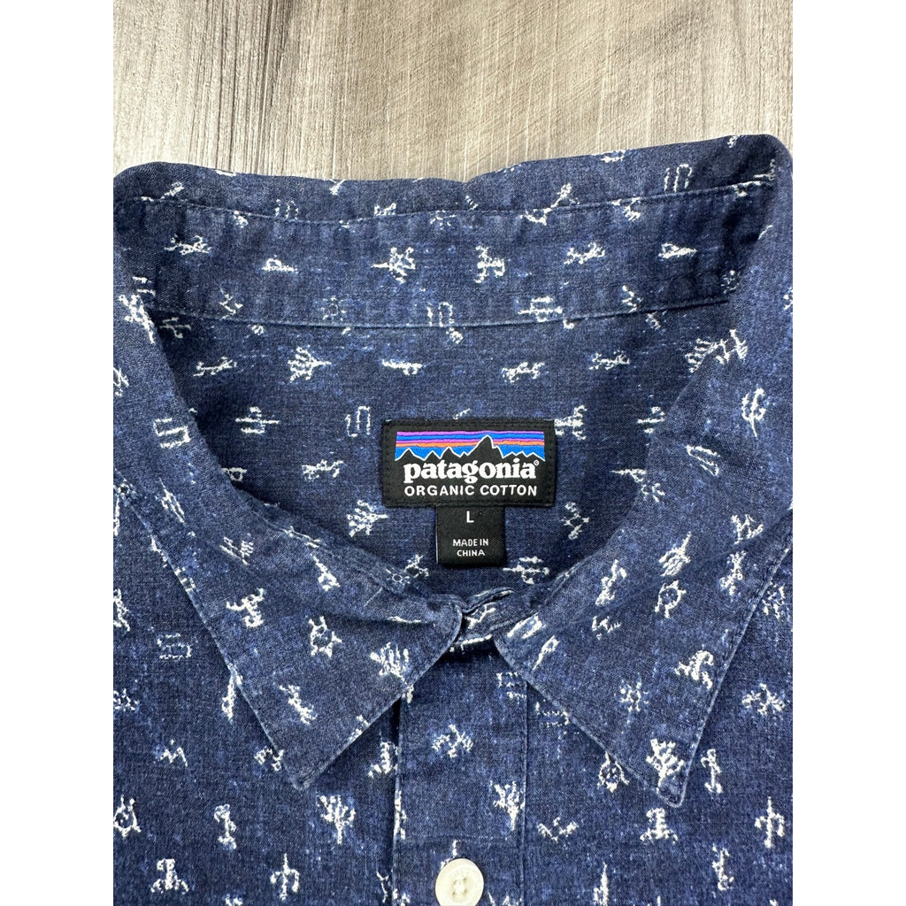 Patagonia Go-To Lightweight Organic Cotton Button Down Shirt in Navy Print — Size Large // Preowned