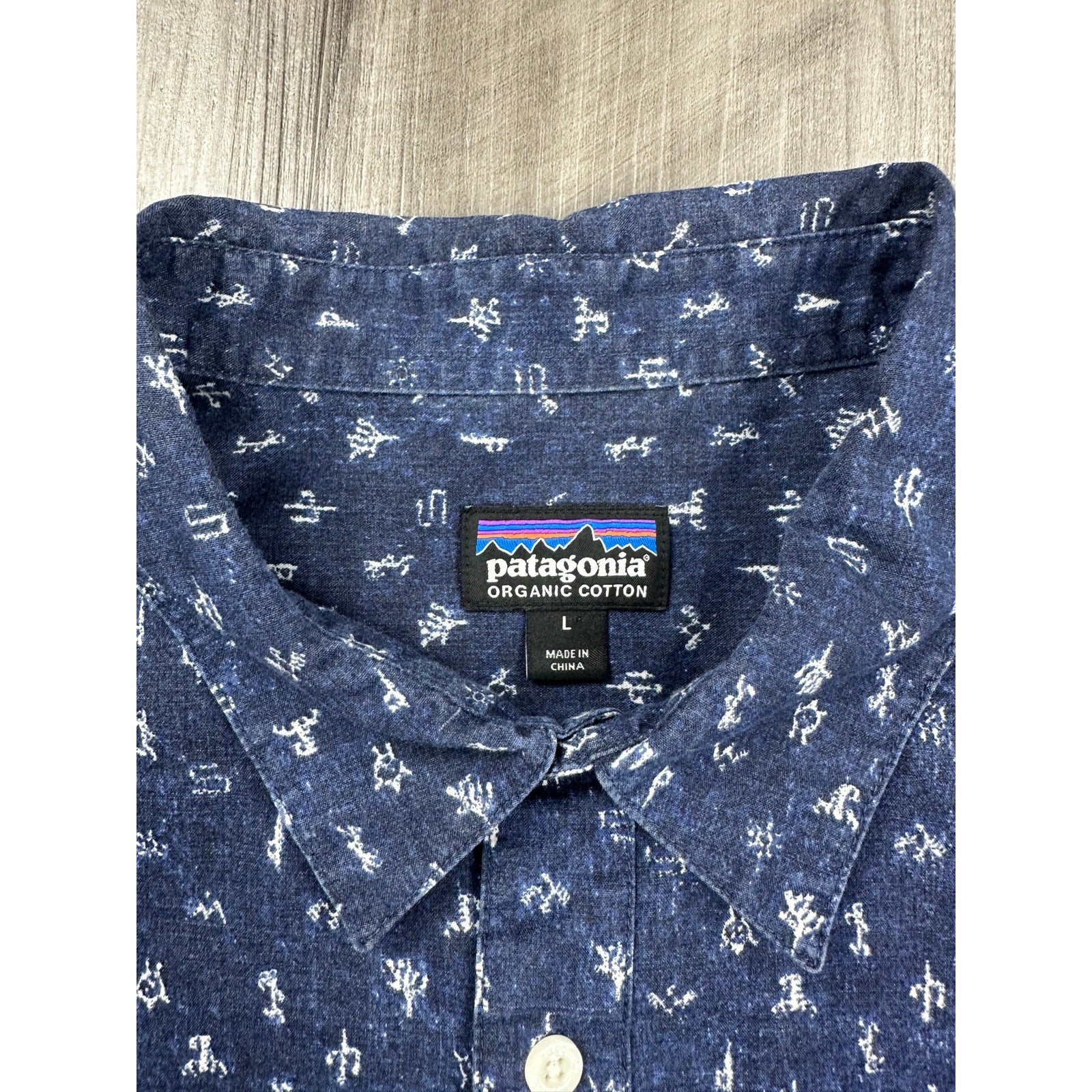 Patagonia Go-To Lightweight Organic Cotton Button Down Shirt in Navy Print — Size Large // Preowned