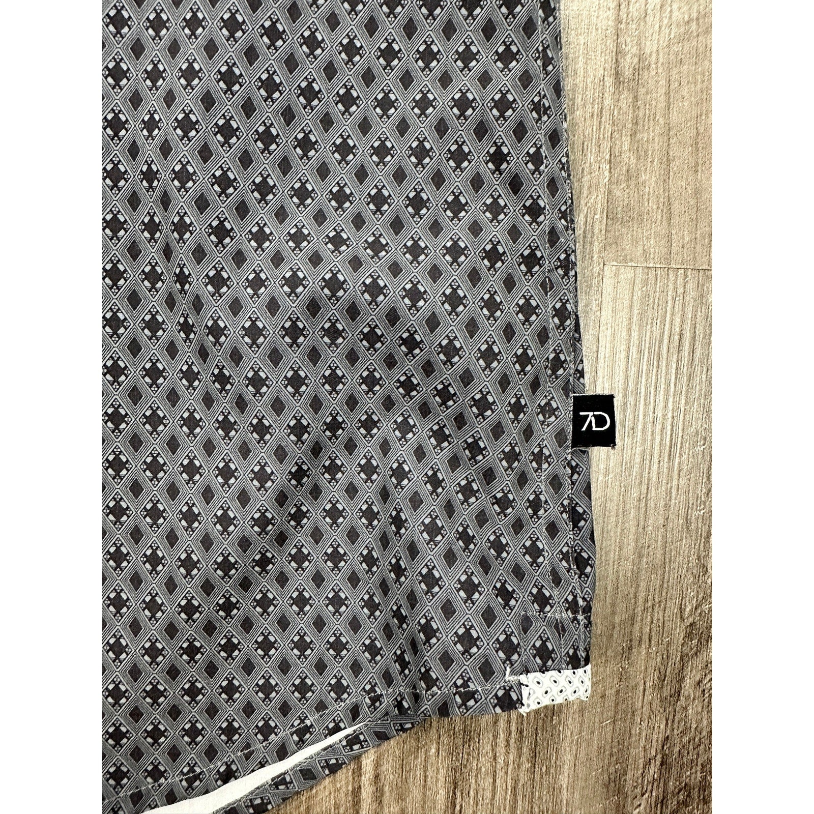 7 Diamonds Flawless 4 Way Stretch Woven Short Sleeve Shirt in Gray and Charcoal — Size Medium // Preowned