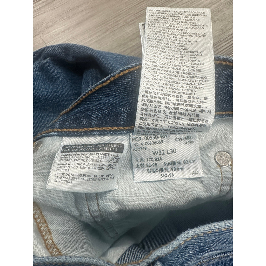 Levi's 550 Relaxed Fit Jean in Medium Wash Blue — Size 32x30 // Preowned