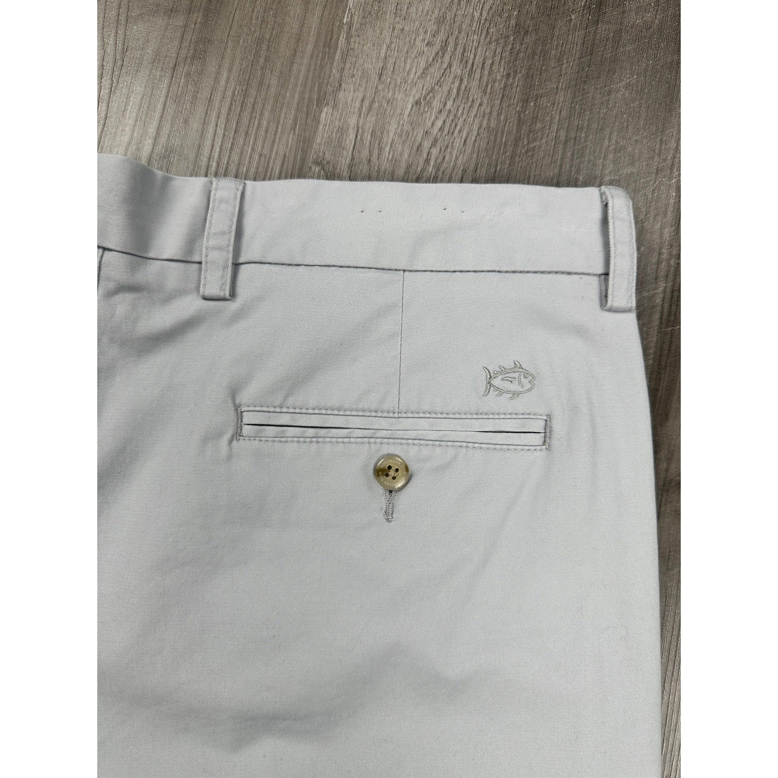Southern Tide 9" Channel Marker Chino Short in Seagull Gray — Size 36