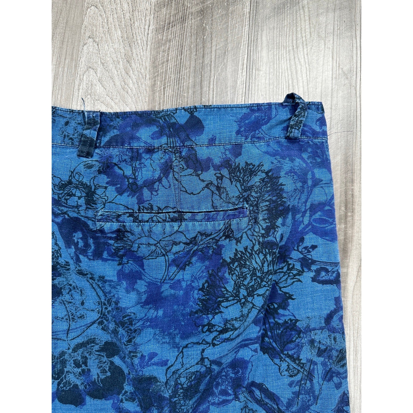 Robert Graham Floral Cotton Classic Fit Shorts in Blue and Navy — Size 44 // Preowned