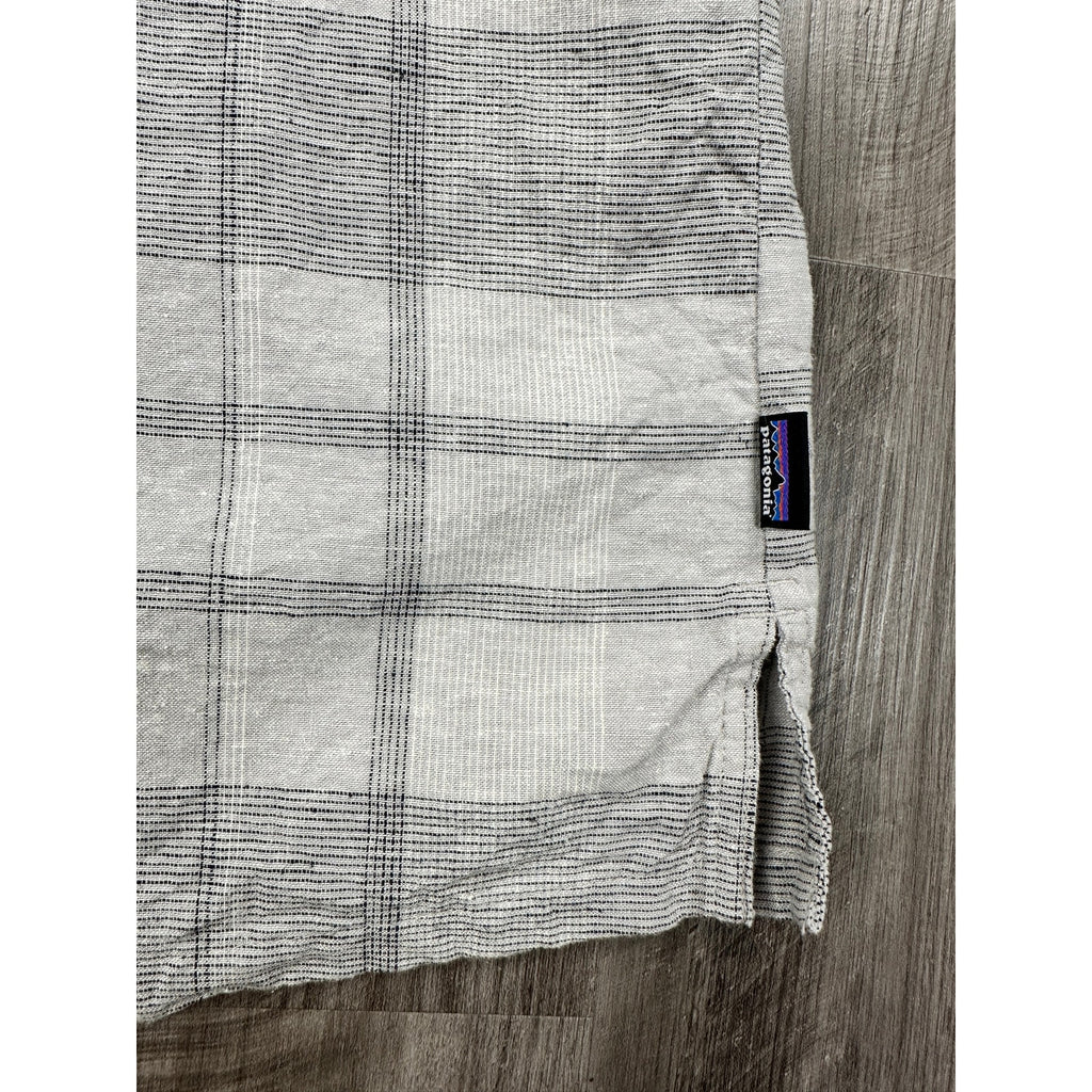 Patagonia Back Step Shore Plaid Short Sleeve Shirt in Salt Grey — Size Large // Preowned