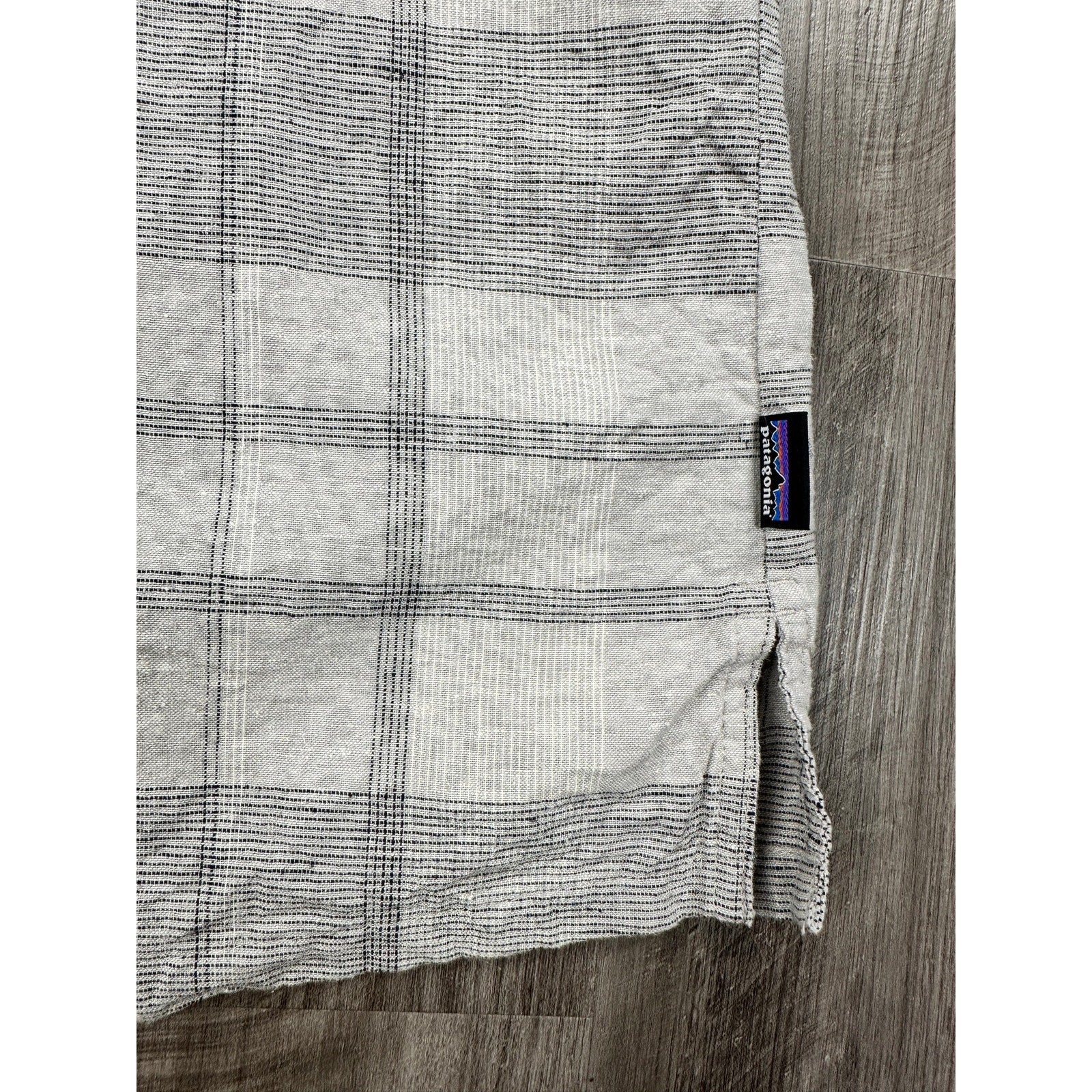 Patagonia Back Step Shore Plaid Short Sleeve Shirt in Salt Grey — Size Large // Preowned