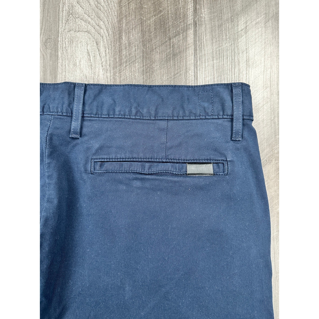 7 For All Mankind Luxe Performance Classic Chino Shorts — Size 36 // Preowned