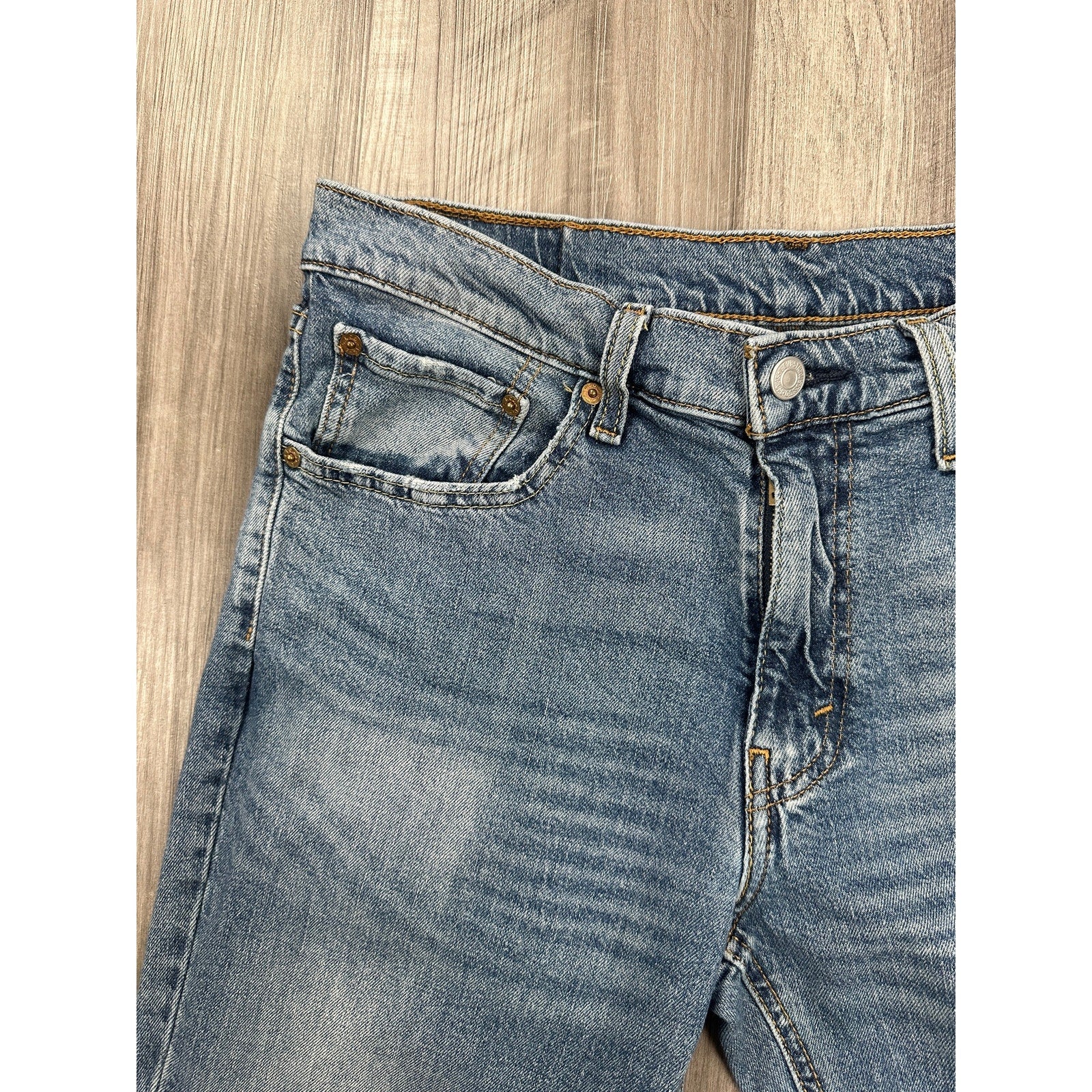 Levi's 541 Athletic Taper Jean in Medium Wash Blue — Size 32x30 // Preowned