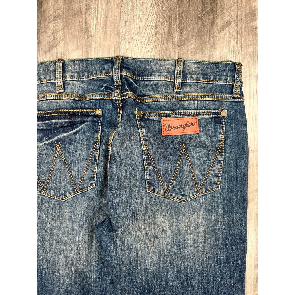 Wrangler Retro Slim Straight Jeans in Blue — Size 36x30 // Preowned
