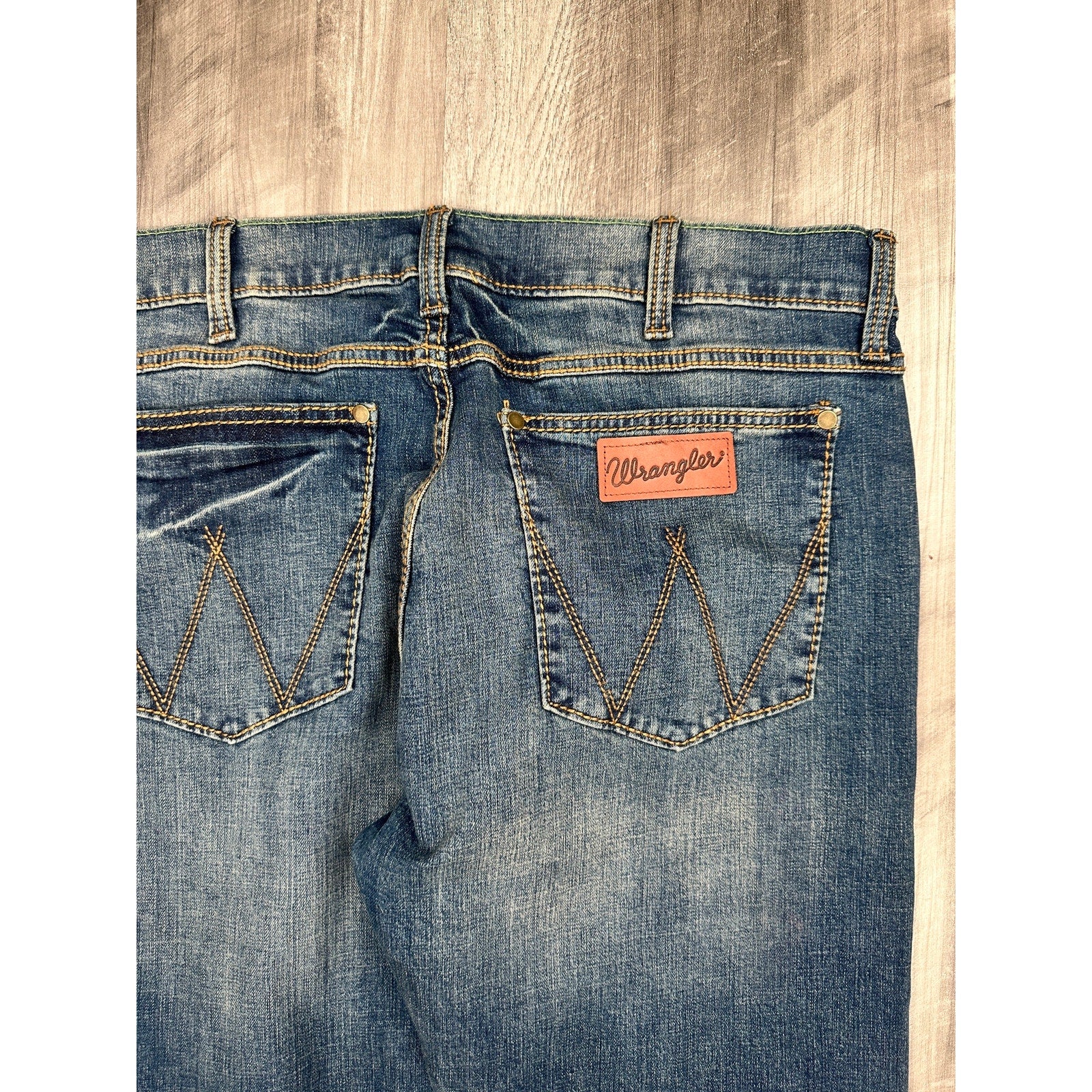 Wrangler Retro Slim Straight Jeans in Blue — Size 36x30 // Preowned