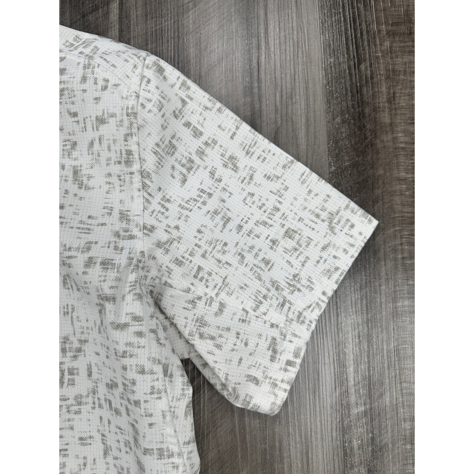 Lululemon Airing Easy Performance Short Sleeve Button Down in White Olive — Size Large // Preowned