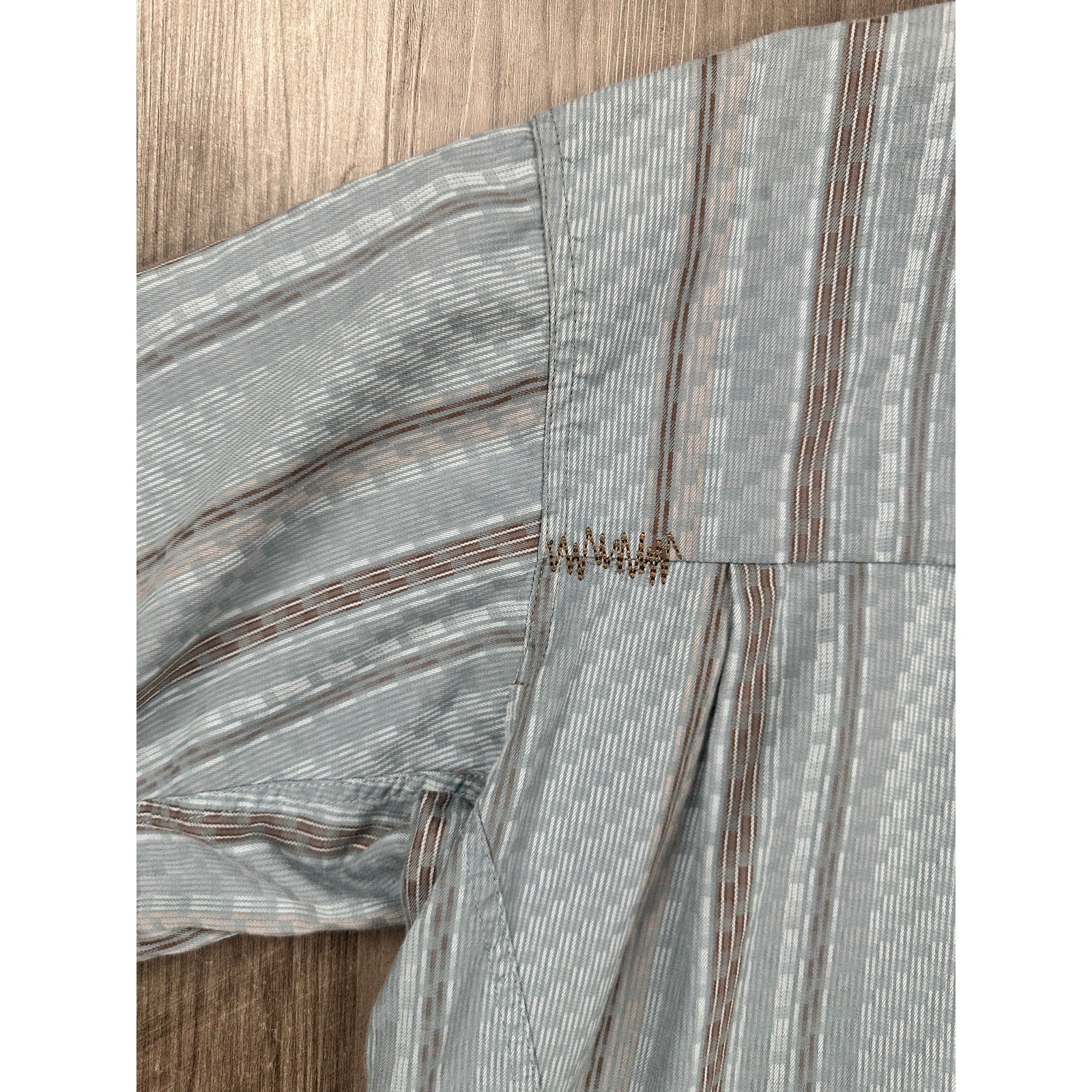 Mountain Hardwear Short Sleeve Geo Striped Button Down in Gray Multi — Size Large // Preowned